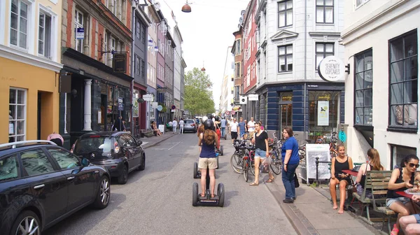 Kopenhagen, Dänemark - 06. Juli 2015: Touristen genießen die Besichtigung Kopenhagens während ihrer geführten Segway-Tour — Stockfoto
