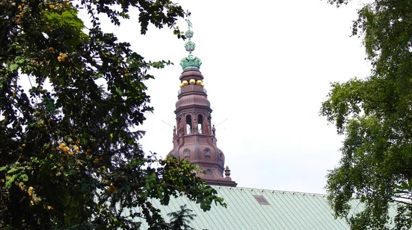 COPENHAGEN, DANEMARK - 04 JUL 2015 : Jardins de la Bibliothèque Royale, Palais Christiansborg à Copenhague, petite oasis au cœur de la ville — Photo