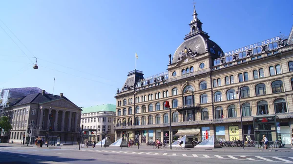 COPENHAGEN, DINAMARCA - 04 DE JUL DE 2015: Fachada principal del edificio de los almacenes Magasin du Nord, construido dentro de un antiguo hotel en el centro histórico de la ciudad — Foto de Stock