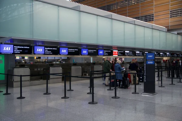 미국 샌프란시스코 - Nov 27, 2018: San Francisco International Airport SFO 의 터미널 내부 체크인 카운터 — 스톡 사진