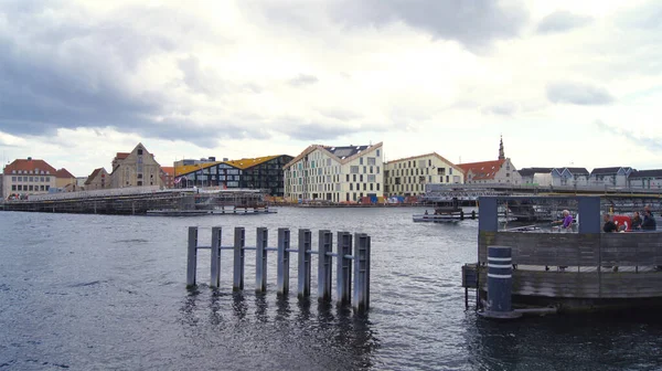 КОПЕНГАГЕН, ДАНИЯ - ИЮЛЬ, 2015 г.: Недостроенный мост Внутренняя гавань, строительная площадка Индерхаузена — стоковое фото