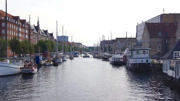 COPENHAGEN, DENMARK - JUL 05th, 2015: Unidentified ships on Christianshavn canal make a tourist by boat through the city — 图库照片
