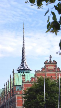 COPENHAGEN, DENMARK - 5 Temmuz 2015: Borsen, 17. yüzyılda kurulan borsa Kopenhag 'ın merkezinde yer almaktadır.