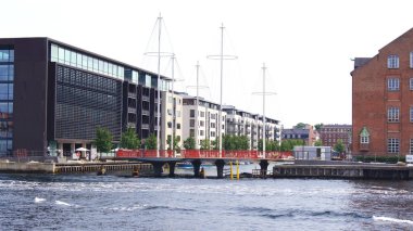 COPENHAGEN, DENMARK - 5 Temmuz 2015 Kopenhag limanındaki gemi gibi direkleri olan yeni Çember Köprüsü