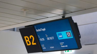 COPENHAGEN, DENMARK - 26 Temmuz 2015: Kopenhag havaalanı kapısındaki kalkış panosu