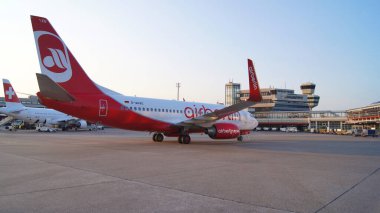BERLİN, ALMANY - 6 JUL 2015: Air Berlin Boeing 737 Tegel Havaalanı önlüğüne park etti. Berlin Havaalanı 'nın ana üssü Tegel havaalanıdır..