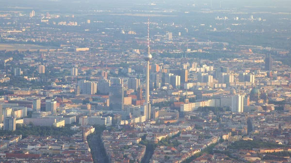 BERLİN, GERMANY - 26 JUL 2015: Almanya 'nın Berlin başkentinin havadan görünüşü