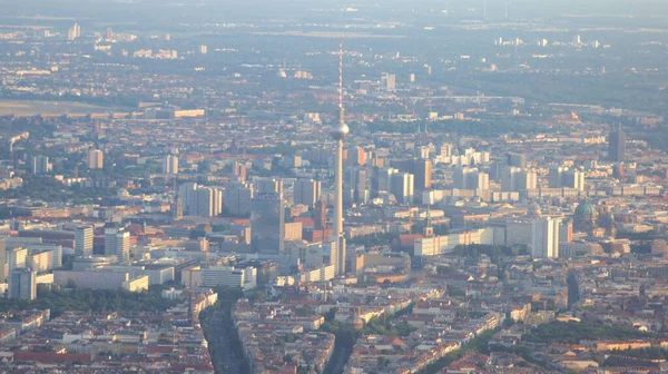 БЕРЛИН, ГЕРМАНИЯ - 06 июля 2015 года: Вид с воздуха на столицу Германии Берлин - вид с самолета Стоковая Картинка