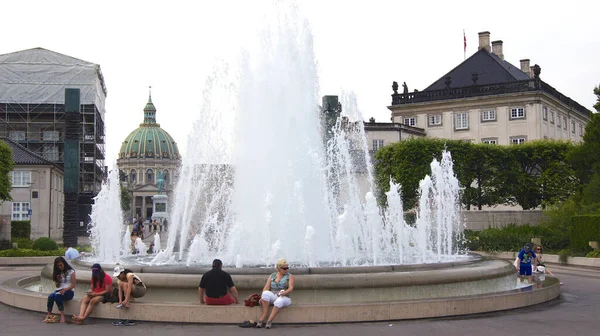 KOPENHAGEN, DÄNEMARK - 05. JUL 2015: Marmorkirche und Brunnen der Frederiks-Kirche im Garten von Amaliehaven an einem sonnigen Tag — Stockfoto