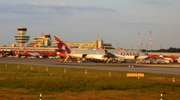 BERLİN, GERMANY - 6 JUL 2015: Berlin Tegel Otto Lilienthal Havaalanı TXL kontrol kulesi ve gün batımında ana terminal binası