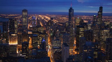 ŞİKAİ, İLİNOS, BİRLİK Devletler - 11 DEC 2015: John Hancock gökdeleninden alacakaranlıkta Chicago şehir merkezinin havadan görüntüsü