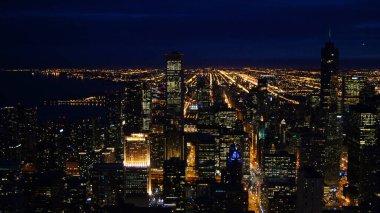 Chicago, Illinois, Birleşik Devletler - 11 Aralık 2015: John Hancock gökdeleninden gece Chicago 'nun havadan görünüşü