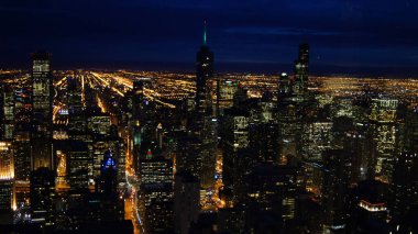 Chicago, Illinois, Birleşik Devletler - 11 Aralık 2015: John Hancock gökdeleninden gece Chicago 'nun havadan görünüşü