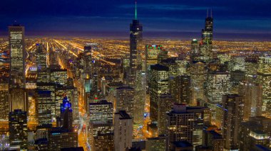 Chicago, Illinois, Birleşik Devletler - 11 Aralık 2015: John Hancock gökdeleninden gece Chicago 'nun havadan görünüşü