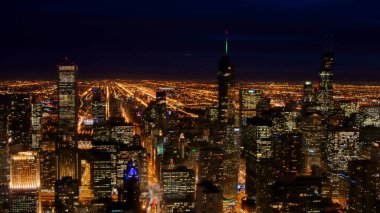 Chicago, Illinois, Birleşik Devletler - 11 Aralık 2015: John Hancock gökdeleninden gece Chicago 'nun havadan görünüşü