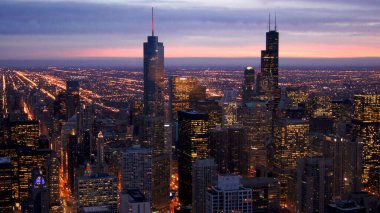 ŞİKAİ, İLİNOS, BİRLİK Devletler - 11 DEC 2015: John Hancock gökdeleninden alacakaranlıkta Chicago şehir merkezinin havadan görüntüsü