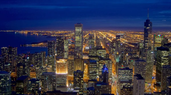 Chicago, Illinois, Birleşik Devletler - 11 Aralık 2015: John Hancock gökdeleninden gece Chicago 'nun havadan görünüşü