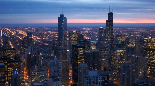 ŞİKAİ, İLİNOS, BİRLİK Devletler - 11 DEC 2015: John Hancock gökdeleninden alacakaranlıkta Chicago şehir merkezinin havadan görüntüsü - Stok İmaj