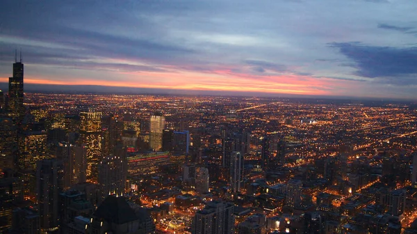 CHICAGO, ILLINOIS, ZJEDNOCZONE PAŃSTWA - 11 grudnia 2015: Widok z lotu ptaka na centrum Chicago o zmierzchu z wieżowca Johna Hancocka wysoko nad nami — Zdjęcie stockowe