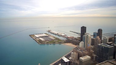 Chicago, Illinois, Birleşik Devletler - 11 Aralık 2015: John Hancock Kulesi, Chicago ve Michigan Gölü panoramik manzarası. 360 Chicago gözlem güvertesinden şehrin ufuk çizgisi