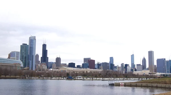 CHICAGO, ILLINOIS, ESTADOS UNIDOS - DEC 11th, 2015: O horizonte de Chicago visto do Planetário Adler — Fotografia de Stock