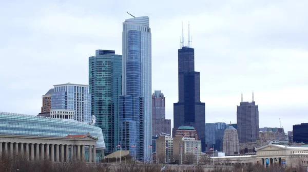 CHICAGO, ILLINOIS, UNITED STATES - DEC 11, 2015: Chicago skyline as seen from the Adler Planetarium — 스톡 사진