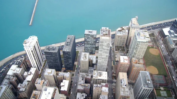 CHICAGO, ILLINOIS, Ηνωμένες Πολιτείες - 11 Δεκεμβρίου 2015: Θέα από τον πύργο John Hancock, το Σικάγο και τη λίμνη Michigan πανοραμική θέα. Πόλη ορίζοντα από 360 Σικάγο κατάστρωμα παρατήρησης — Φωτογραφία Αρχείου
