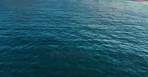 Vagues sur mer bleue 