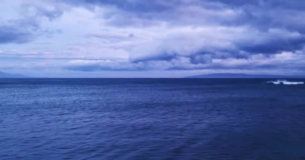 Océano Azul Ondulado Bajo Cielo Azul Nublado Vista Desde Barco — Vídeo de stock