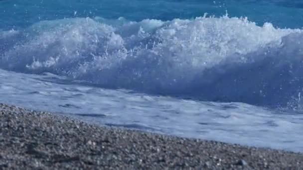 Océan avec de l'eau bleue et de grandes vagues lors d'une chaude journée d'été — Video