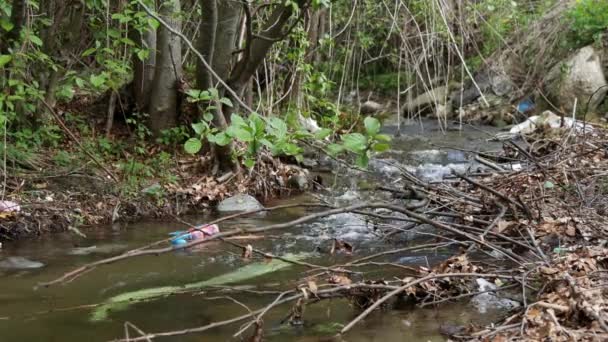 Rivière de montagne polluée avec déchets déchets déchets et plastiques — Video