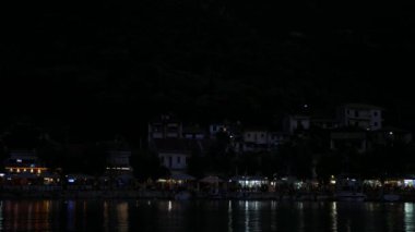 Akdeniz Liman Restoranları ve Yürüyen İnsanlar ile Gece Görüntüsü