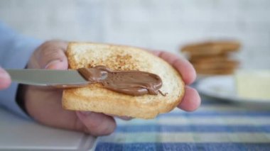 Aç Adam Kahvaltıiçin Çikolata Kremalı Kavrulmuş Dilim Ekmek Hazırlayın