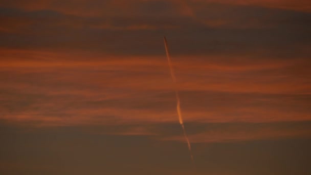 Flugzeug Senkrechtflug am Himmel bei schönem Sonnenaufgang — Stockvideo