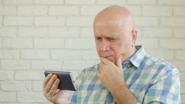 Görüntü: Cep telefonunda Kötü Haber Okurken Hayal kırıklığına uğrayan Adam