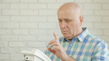 Telefon Numarasını Aramadan Önce Düşünen ve Hareketli Adam