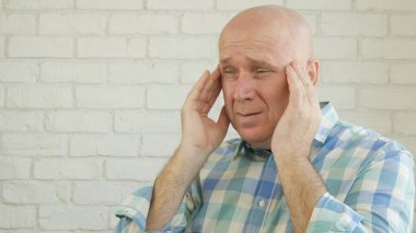 Elleri Kafasında Tutan Büyük Baş Ağrısı Olan Bir Adam Görüntü