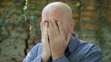 Sorun çıkaran Hayal kırıklığına uğramış bir adamla Görüntü