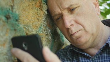 Cep Telefonu Kullanılırken Ciddi Bir Adamla Görüntü