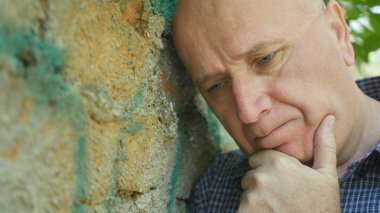 Görüntü Görüntü: Sinirli ve Endişeli Adam Dış Duvar Yanı