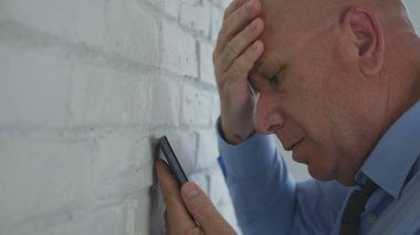 Cep telefonu kullanan hayal kırıklığına uğramış bir iş adamı ile resim