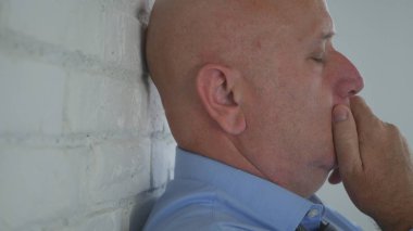 Görüntü: Üzgün ve Hayal kırıklığına uğramış Adam Çaresiz