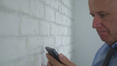 Cep telefonu kullanan hayal kırıklığına uğramış bir iş adamı ile resim