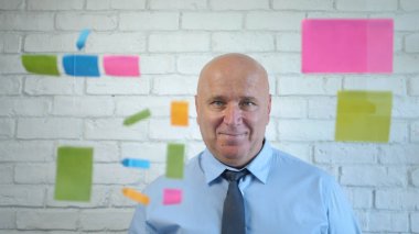 Toplantı odasında Şeffaf Panelin Önünde Mutlu İş Adamı Portresi