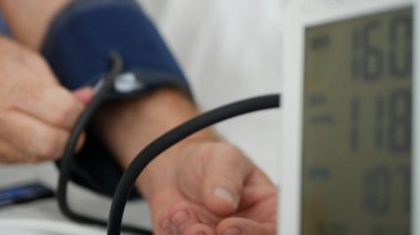 Doktor Bir Hastanenin İçinde Kan Basıncı Cihazı Kullanıyor