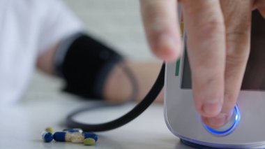 Kan Basıncı Aygıtı Başlatan Doktorlu Görüntü