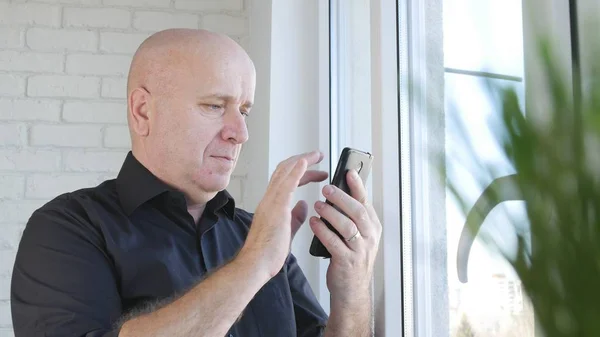 Ofis Metninde İş Adamları Cep Telefonu İletişimi Kullanıyor — Stok fotoğraf