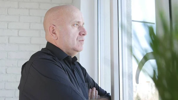 Imagen con un hombre mirando la ventana esperando una reunión —  Fotos de Stock
