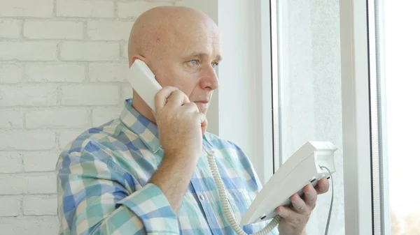 Imagem com uma Pessoa Confiante Falando ao Telefone — Fotografia de Stock