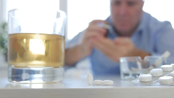 Alkol ve sigarayı karıştıran bir adam resmi